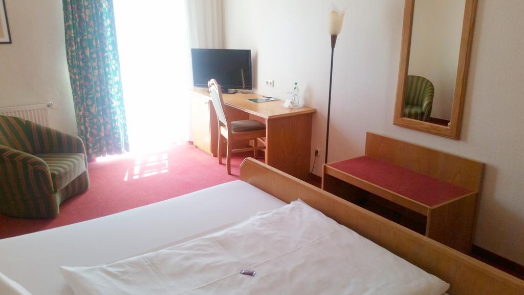 Altstadt- Und Businesshotel Pfaubraeu - Brauereigasthof - Fruehstuecksbuffet - Kostenfreie Radgarage - Hunde Willkommen Trostberg an der Alz Buitenkant foto