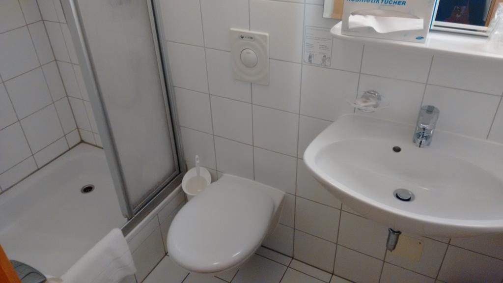 Altstadt- Und Businesshotel Pfaubraeu - Brauereigasthof - Fruehstuecksbuffet - Kostenfreie Radgarage - Hunde Willkommen Trostberg an der Alz Buitenkant foto